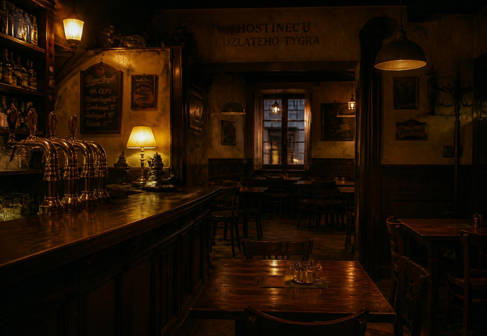 Interiér restaurace Kozlovna Mezi trhy s výčepem a dřevěnými stoly